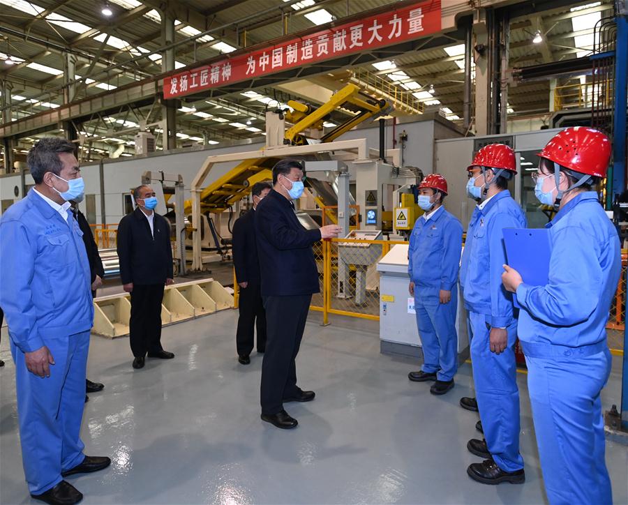TAIYUAN, 12 mayo, 2020 (Xinhua) -- El presidente chino, Xi Jinping, también secretario general del Comité Central del Partido Comunista de China y presidente de la Comisión Militar Central, es informado acerca del trabajo y la reanudación de la producción durante una gira de inspección a un fabricante de acero inoxidable en Taiyuan, capital de la provincia de Shanxi, en el norte de China, el 12 de mayo de 2020. Xi inspeccionó el martes Taiyuan. (Xinhua/Li Xueren)