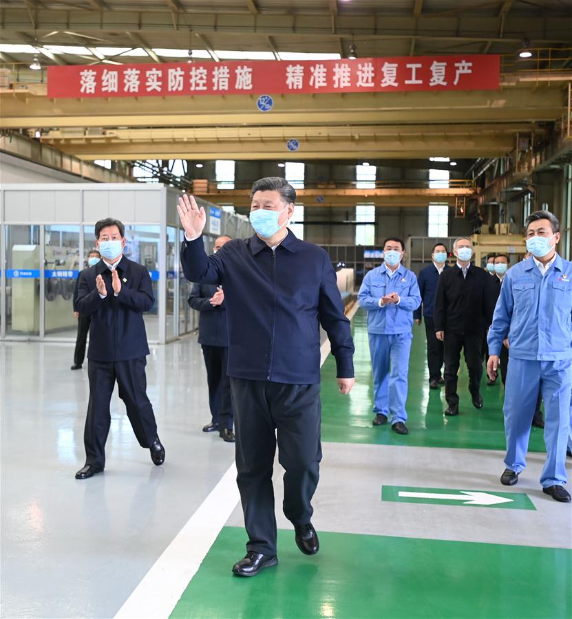 TAIYUAN, 12 mayo, 2020 (Xinhua) -- El presidente chino, Xi Jinping, también secretario general del Comité Central del Partido Comunista de China y presidente de la Comisión Militar Central, saluda a trabajadores durante una gira de inspección a un fabricante de acero inoxidable en Taiyuan, capital de la provincia de Shanxi, en el norte de China, el 12 de mayo de 2020. Xi inspeccionó el martes Taiyuan. (Xinhua/Li Xueren)