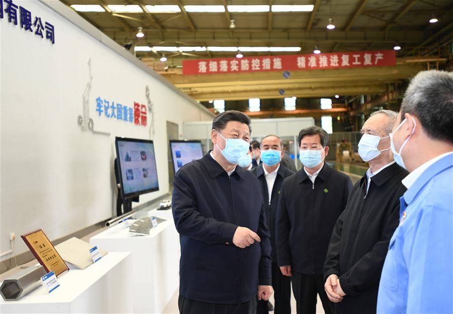TAIYUAN, 12 mayo, 2020 (Xinhua) -- El presidente chino, Xi Jinping, también secretario general del Comité Central del Partido Comunista de China y presidente de la Comisión Militar Central, es informado acerca del trabajo y la reanudación de la producción durante una gira de inspección a un fabricante de acero inoxidable en Taiyuan, capital de la provincia de Shanxi, en el norte de China, el 12 de mayo de 2020. Xi inspeccionó el martes Taiyuan. (Xinhua/Xie Huanchi)