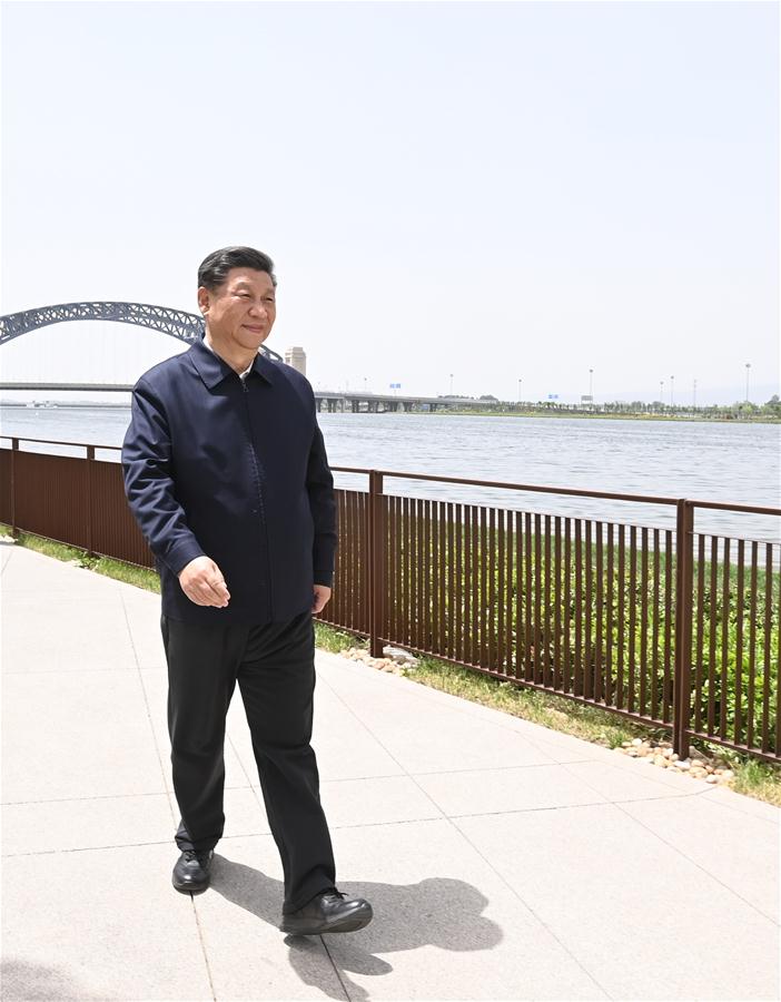 TAIYUAN, 12 mayo, 2020 (Xinhua) -- El presidente chino, Xi Jinping, también secretario general del Comité Central del Partido Comunista de China y presidente de la Comisión Militar Central, revisa el trabajo de protección ecológica del Río Fenhe en Taiyuan, capital de la provincia de Shanxi, en el norte de China, el 12 de mayo de 2020. Xi inspeccionó el martes Taiyuan. (Xinhua/Li Xueren)