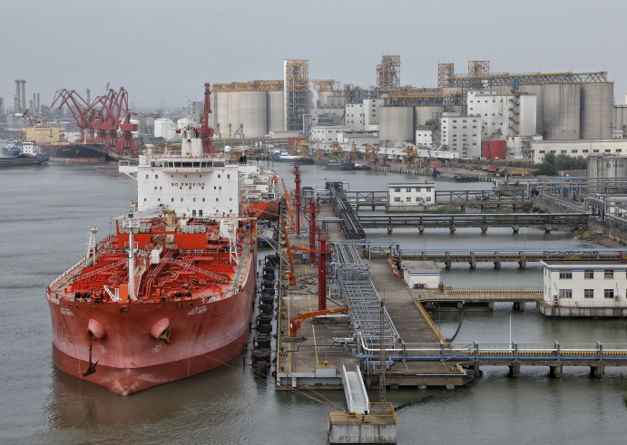 El 7 de mayo, la terminal de Zhangjiagang Bonded Technology (Group) Co., Ltd. en la provincia de Jiangsu está en un momento agetreado, mientras que el barco saudita "De Fei" descargaba dietilenglicol, una materia prima química. (Shi Borong / vip.people.com.cn)