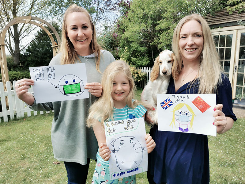 Una ni?a de Reino Unido y los miembros de su familia hicieron dibujos para agradecer a los estudiantes de la Escuela Primaria Datong de Changsha, provincia de Hunan. [Foto: proporcionada a China Daily] 