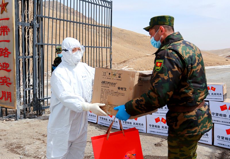 Entrega de diversos equipos y materiales anti-epidemiológicos en la frontera entre Xinjiang y Kirguistán. Foto: Zhang Jia / vip.people.com.cn
