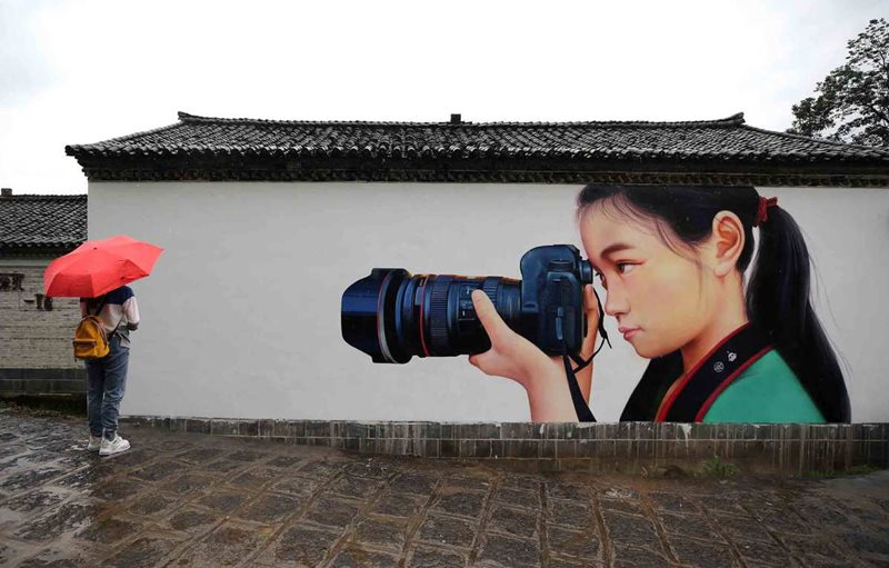 Visitante recorre una aldea de Tengchong, provincia de Yunnan, 17 de agosto del 2020. (Foto: Zhang Wei/ China Daily)