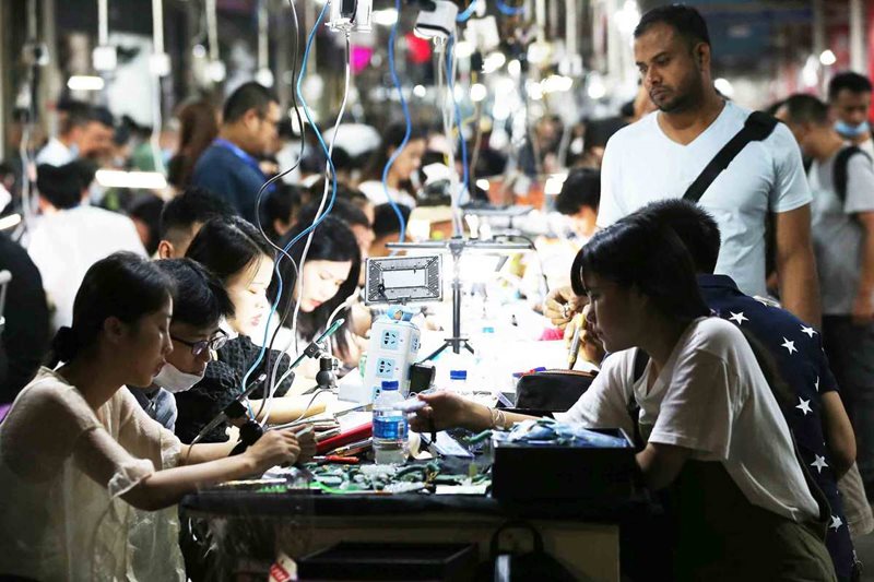 Los artículos de jade se preparan para la venta a través de la transmisión de vídeo en vivo por Internet desde un centro comercial en Ruili, 19 de agosto del 2020. (Foto: Zhang Wei China Daily)