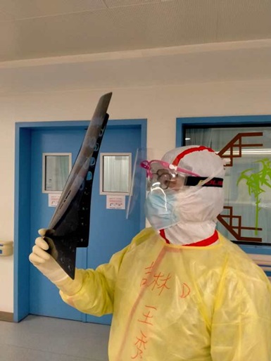 El doctor Wang Xiujiang analiza una tomografía computarizada en el campus Zhongfaxincheng del Hospital Tongji, afiliado a la Universidad de Ciencia y Tecnología de Huazhong, Wuhan, marzo del 2020. [Foto: proporcionada a chinadaily.com.cn]