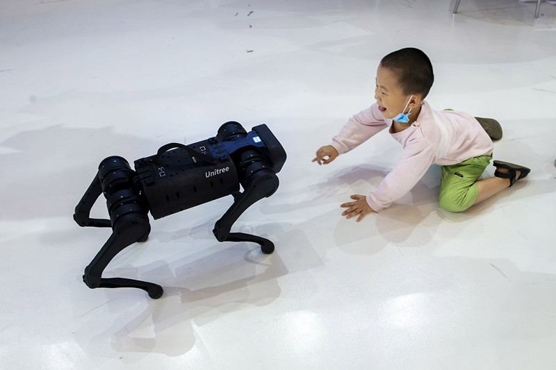 Un ni?o juega con un robot en la exposición de la Conferencia Mundial de Economía Digital 2020 y la X Exposición de Economía y Ciudades Inteligentes, celebrada en Ningbo, provincia de Zhejiang, 11 de septiembre del 2020. (Foto: Zhang Yongtao/ Pueblo en Línea)
