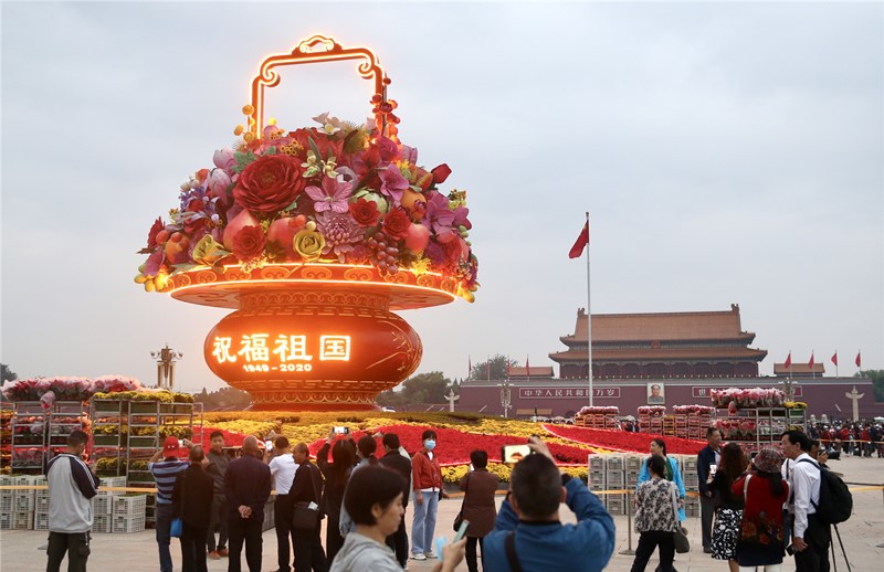 La decoración central en la celebración del Día Nacional de China es una canasta de 18 metros de altura que reúne flores de todo el país y frutas consideradas auspiciosas. La pieza se terminó este viernes por la ma?ana. Plaza Tian'anmen de Beijing, 25 de septiembre del 2020. [Foto: Oficina del Ornato Público de Beijing]