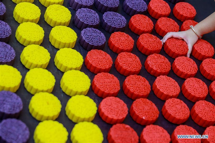 Una ni?a sostiene un pastel de luna en un centro comercial en Chinatown en Manila, Filipinas, el 11 de septiembre de 2019. El Festival Chino del Medio Oto?o se celebra el 13 de septiembre de este a?o. (Xinhua / Rouelle Umali)