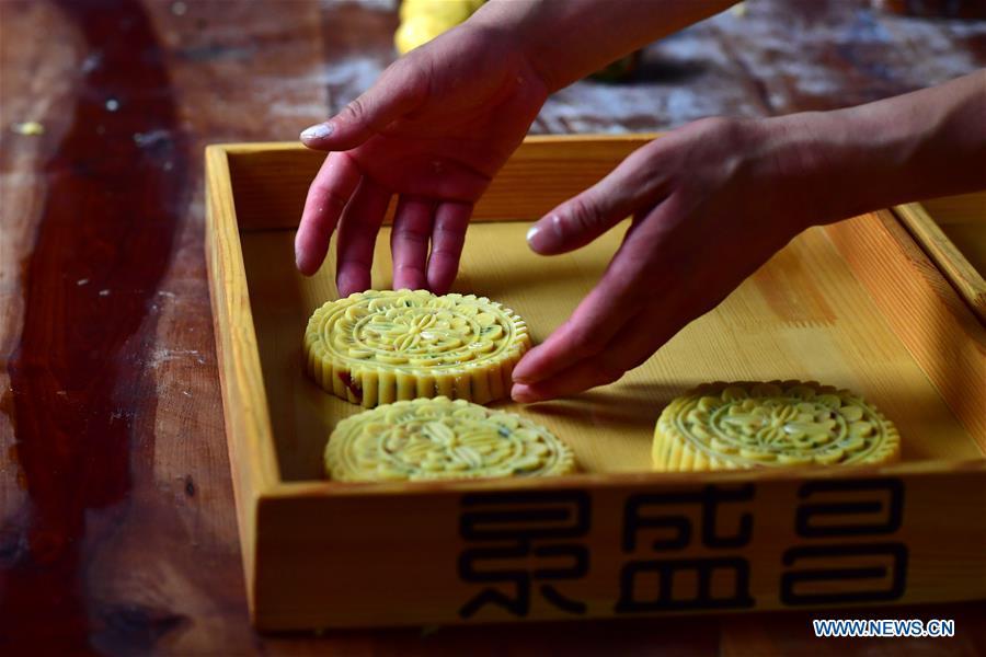 Zhang Xu guarda los pasteles de luna listos para hornear en la panadería de pasteles de luna Jingshengchang en el condado Xiayi de Shangqiu, provincia de Henan, en el centro de China, el 13 de septiembre de 2020. A los 31 a?os, Zhang Xu ya es chef de Jingshengchang, una panadería de pasteles de luna con sede en Henan establecida en 1860. Los pasteles de luna producidos en Jingshengchang se caracterizan por su corteza crujiente y su relleno generoso, junto con un conjunto meticuloso de habilidades de panadería que Zhang comenzó a aprender cuando terminó la escuela secundaria en 2007. "Nuestras habilidades de panadería son un gran tesoro", dice Zhang. "Haré todo lo posible para transmitirlos a las generaciones futuras". (Xinhua / Feng Dapeng)