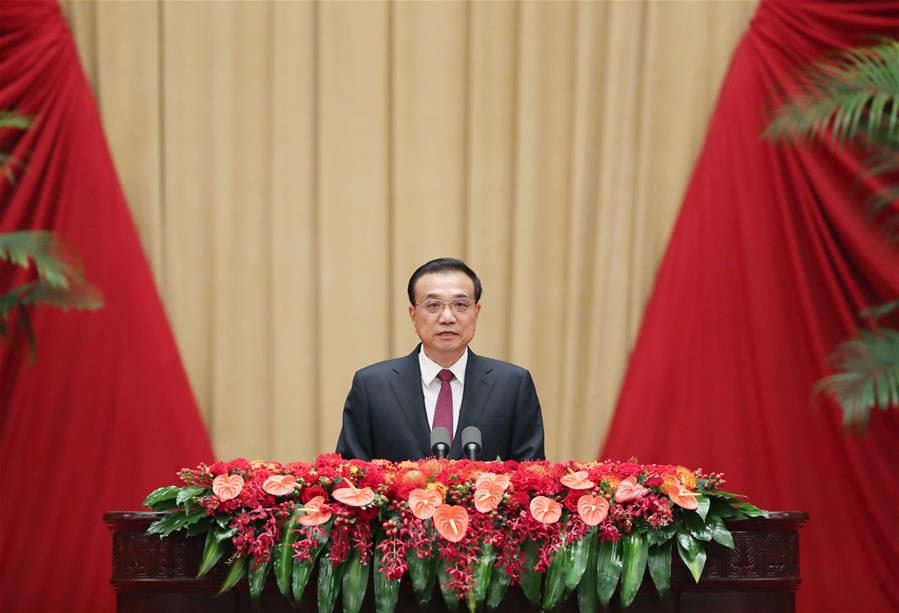 El primer ministro chino, Li Keqiang, habla en una recepción realizada por el Consejo de Estado para celebrar el 71o aniversario de la fundación de la República Popular China en el Gran Palacio del Pueblo en Beijing, capital de China, el 30 de septiembre de 2020. (Xinhua/Yao Dawei)