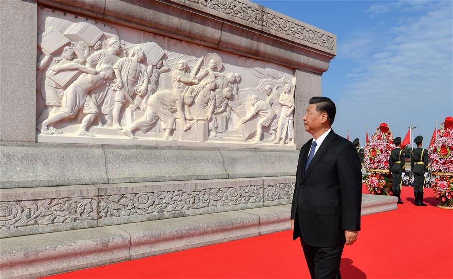 Xi Jinping camina alrededor del Monumento a los Héroes del Pueblo para rendir homenaje durante una ceremonia para entregar ofrendas florales a los héroes nacionales fallecidos, en la Plaza de Tian'anmen en Beijing, capital de China, el 30 de septiembre de 2020. Xi y otros líderes del Partido Comunista de China y del Estado incluyendo a Li Keqiang, Li Zhanshu, Wang Yang, Wang Huning, Zhao Leji, Han Zheng y Wang Qishan junto con representantes de todos los ámbitos de la vida asistieron a la ceremonia para conmemorar el Día de los Mártires el miércoles por la ma?ana. (Xinhua/Yue Yuewei)