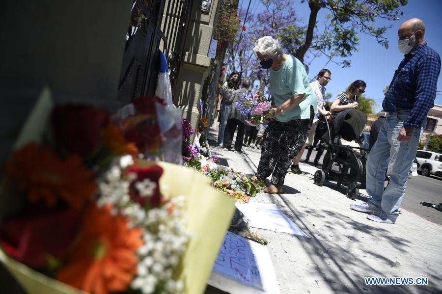 MONTEVIDEO, 6 diciembre, 2020 (Xinhua) -- Una mujer coloca flores frente a la puerta de la casa del expresidente uruguayo Tabaré Vázquez en el barrio del Prado, en Montevideo, capital de Uruguay, el 6 de diciembre de 2020. Tabaré Vázquez murió el domingo a los 80 a?os de edad a raíz de un cáncer de pulmón detectado en agosto de 2019 y a ocho meses de haber finalizado su segundo mandato presidencial, confirmó su familia. (Xinhua/Nicolás Celaya)