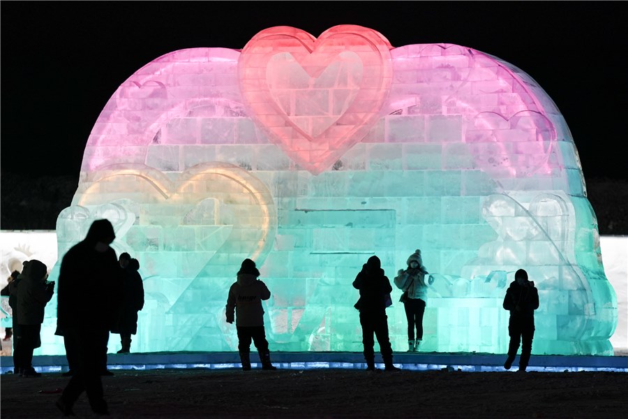 Turistas toman fotos durante el inicio de la XXII edición del Mundo de la Nieve y el Hielo en Harbin, provincia de Heilongjiang, 24 de diciembre de 2020. [Foto: Lyu Pin/ China Daily]