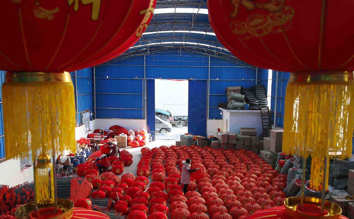 Una trabajadora arma faroles chinos en el condado Danzhai, Qiandongnan Miao y prefectura autónoma de Dong, provincia de Guizhou, 20 de diciembre del 2020. [Foto: Huang Xiaohai/ China Daily]