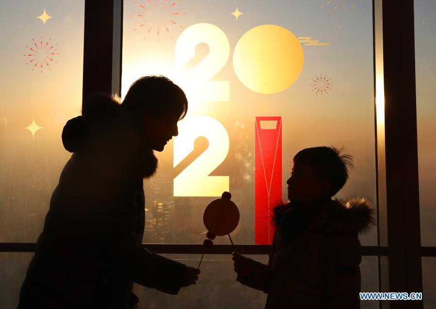 SHANGHAI, 1 enero, 2021 (Xinhua) -- Personas observan el amanecer desde el piso 100 del Shanghai World Financial Center, en Shanghai, en el este de China, el 1 de enero de 2021. (Xinhua/Liu Ying)
