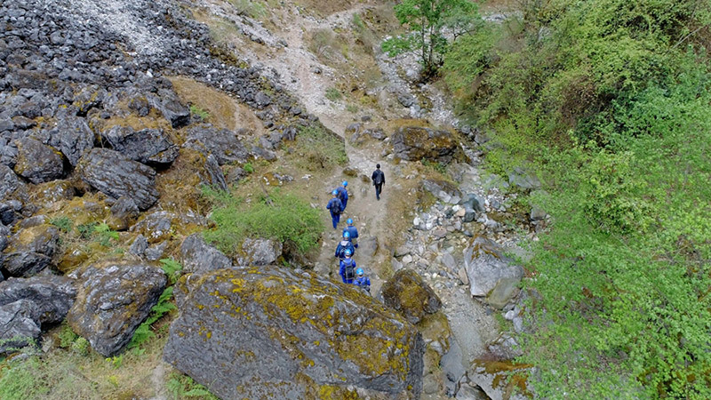 Los reparadores inspeccionan un área desolada en busca de material de primera mano. SERVICIO DE NOTICIAS DE CHINA / ZHANG LANG