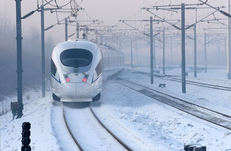 Un tren bala salió de la estación de tren de Harbin Oeste en la provincia de Heilongjiang el viernes, cuando se inauguró la última sección del ferrocarril de alta velocidad Beijing-Harbin. El tiempo de viaje entre Beijing y Harbin se redujo a menos de cinco horas. WANG JIANWEI / XINHUA