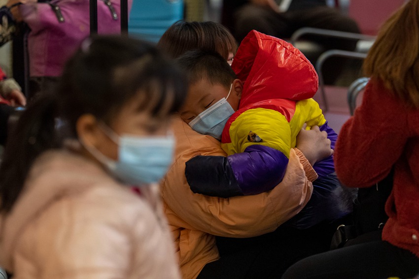 Los pasajeros esperan para subir al tren. (Pueblo en Línea / Weng Qiyu)