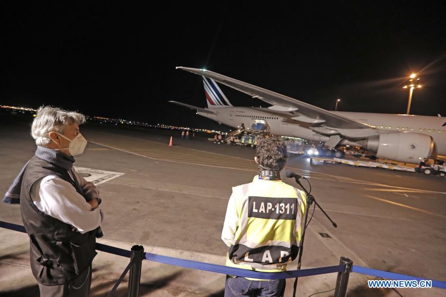 CALLAO, 7 febrero, 2021 (Xinhua) -- Imagen cedida por la Presidencia de Perú del presidente peruano, Francisco Sagasti (i), supervisando la llegada del primer lote de la vacuna contra la enfermedad causada por el nuevo coronavirus (COVID-19) de la compa?ía china Sinopharm, en el Aeropuerto Internacional Jorge Chávez, en Callao, Perú, el 7 de febrero de 2021. Perú recibió el domingo el primer lote de vacunas del laboratorio chino Sinopharm, con las que el Gobierno del país andino se propone iniciar la etapa de inmunización de la nación para enfrentar la COVID-19. (Xinhua/Presidencia de Perú)