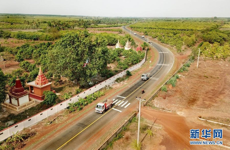 Proyecto sino-camboyano de construcción de carreteras en la provincia Kampong Thom, Camboya, 3 de septiembre del 2019.