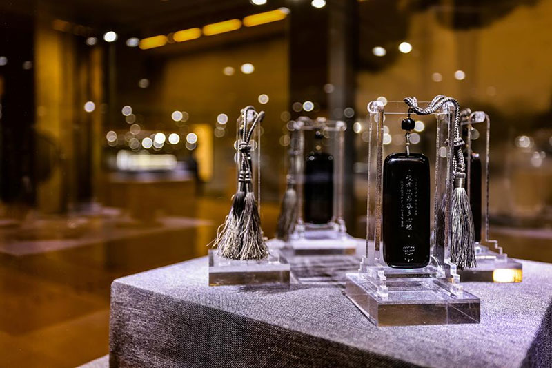 Pang Ran combina creativamente las artes del tallado en jade y la caligrafía. [Foto proporcionada a China Daily]