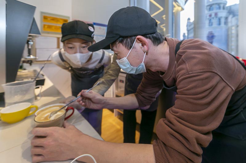 A Ken en acción en el Café Hinichijou de Shanghai. [Foto: Xinhua]
