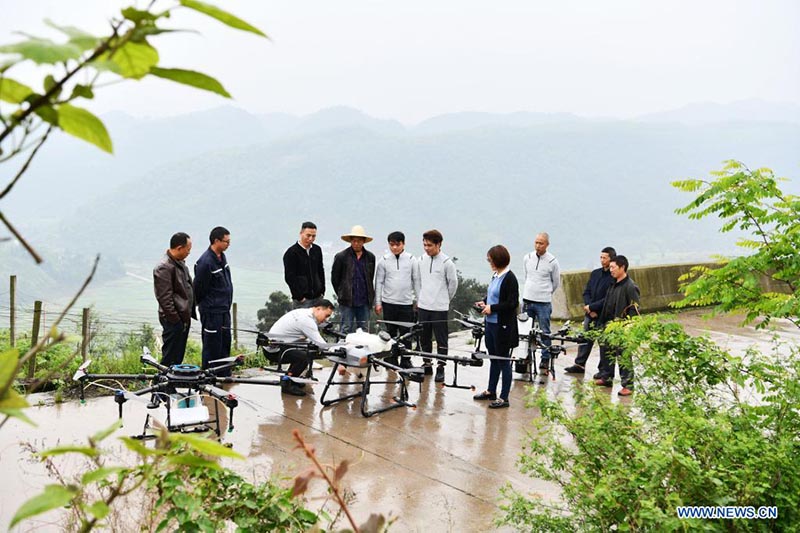 Técnico explica la estructura y operación de un dron fitosanitario en Luwo, Xifeng, provincia de Guizhou. 
