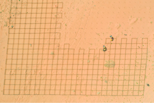 Técnicos de la estación de control de arena del Ferrocarril Lince, Mongolia Interior, trabajan en redes de prevención de arenas movedizas, 14 de abril del 2021.