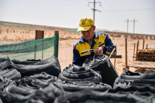 Técnicos de la estación de control de arena del Ferrocarril, Mongolia Interior, se preparan para salir a trabajar a la vía férrea, 14 de abril del 2021.