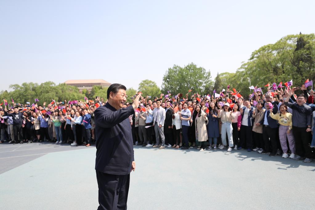 BEIJING, 19 abril, 2021 (Xinhua) -- El presidente chino, Xi Jinping, también secretario general del Comité Central del Partido Comunista de China y presidente de la Comisión Militar Central, saluda a representantes del profesorado y de los estudiantes previo a su partida de la Universidad de Tsinghua, en Beijing, capital de China, el 19 de abril de 2021. Xi Jinping visitó el lunes la Universidad de Tsinghua antes de su 110o aniversario. (Xinhua/Ju Peng)