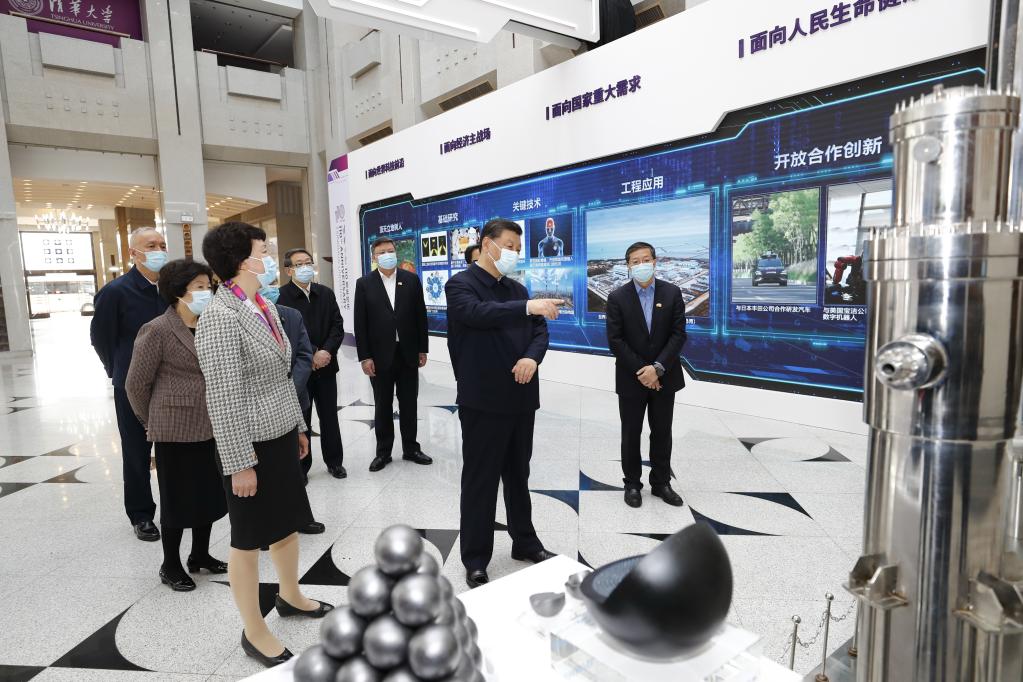 BEIJING, 19 abril, 2021 (Xinhua) -- El presidente chino, Xi Jinping, también secretario general del Comité Central del Partido Comunista de China y presidente de la Comisión Militar Central, es informado sobre la reforma de Tsinghua, el desarrollo de recursos humanos y la innovación en la educación y la investigación científica, así como sobre el papel de la universidad en el servicio al desarrollo nacional en la Universidad de Tsinghua, en Beijing, capital de China, el 19 de abril de 2021. Xi Jinping visitó el lunes la Universidad de Tsinghua antes de su 110o aniversario. (Xinhua/Huang Jingwen)