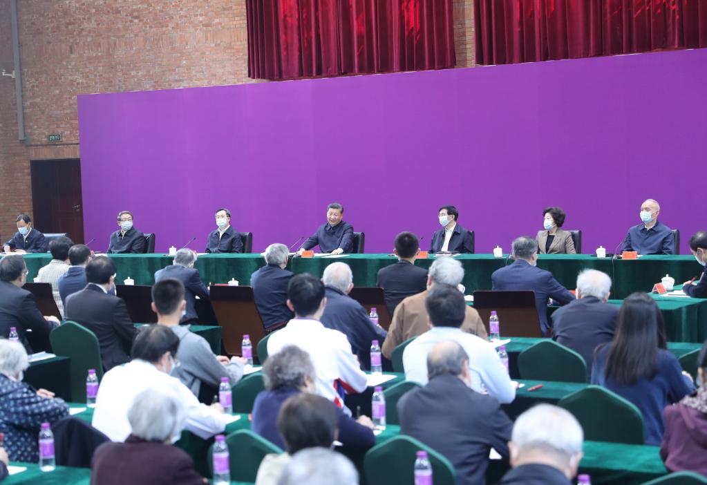 BEIJING, 19 abril, 2021 (Xinhua) -- El presidente chino, Xi Jinping, también secretario general del Comité Central del Partido Comunista de China y presidente de la Comisión Militar Central, asiste a un simposio con representantes del profesorado y de los estudiantes en la Universidad de Tsinghua, en Beijing, capital de China, el 19 de abril de 2021. Xi Jinping visitó el lunes la Universidad de Tsinghua antes del 110o aniversario de la universidad. (Xinhua/Ju Peng)