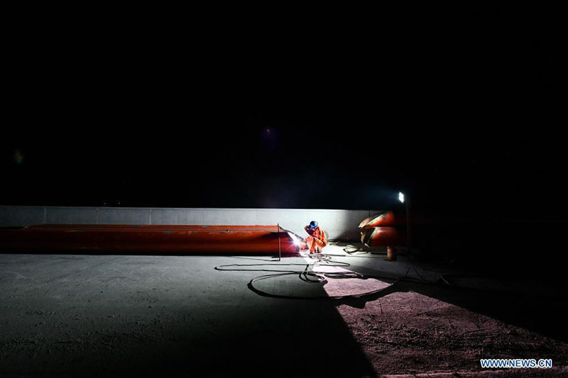 Los trabajadores operan en las obras del gran puente Dafaqu de la autopista Renhuai-Zunyi, en la provincia de Guizhou. 