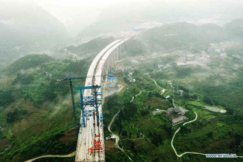 Obras del gran puente Dafaqu de la autopista Renhuai-Zunyi, en la provincia de Guizhou. 