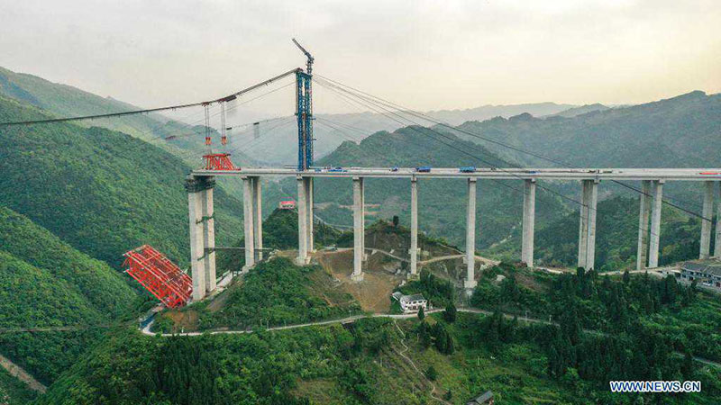 Obras del gran puente Dafaqu de la autopista Renhuai-Zunyi, en la provincia de Guizhou. 