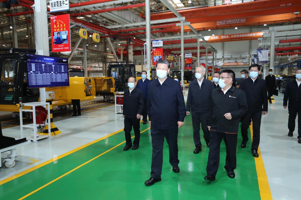 LIUZHOU, 26 abril, 2021 (Xinhua) -- El presidente chino, Xi Jinping, también secretario general del Comité Central del Partido Comunista de China y presidente de la Comisión Militar Central, visita la fábrica de maquinaria Guangxi Liugong Group Co., Ltd., en la ciudad de Liuzhou, en la región autónoma de la etnia zhuang de Guangxi, en el sur de China, el 26 de abril de 2021. Xi Jinping inspeccionó el lunes la ciudad de Liuzhou en la región autónoma de la etnia zhuang de Guangxi, en el sur de China. (Xinhua/Ju Peng)