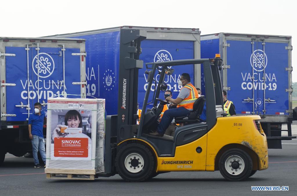  LA PAZ, 26 abril, 2021 (Xinhua) -- Un trabajador traslada el tercer lote de vacunas CoronaVac producidas por el laboratorio chino Sinovac contra la enfermedad del nuevo coronavirus (COVID-19), en el Aeropuerto Internacional de El Salvador, en el departamento de La Paz, El Salvador, el 26 de abril de 2021. El Salvador recibió el lunes el tercer lote de vacunas contra la COVID-19, producidas por el laboratorio chino Sinovac Life Sciences Co., para avanzar en el proceso de protección de la población, dijeron autoridades. (Xinhua/Alexander Pe?a)