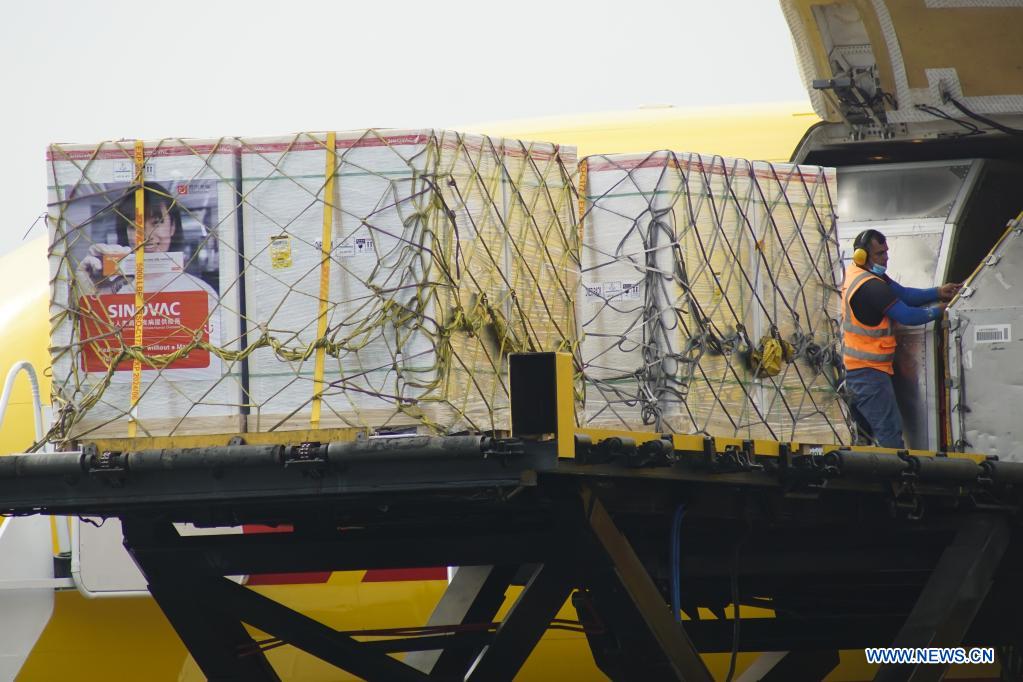 LA PAZ, 26 abril, 2021 (Xinhua) -- Un trabajador descarga el tercer lote de vacunas CoronaVac producidas por el laboratorio chino Sinovac contra la enfermedad del nuevo coronavirus (COVID-19), en el Aeropuerto Internacional de El Salvador, en el departamento de La Paz, El Salvador, el 26 de abril de 2021. El Salvador recibió el lunes el tercer lote de vacunas contra la COVID-19, producidas por el laboratorio chino Sinovac Life Sciences Co., para avanzar en el proceso de protección de la población, dijeron autoridades. (Xinhua/Alexander Pe?a)