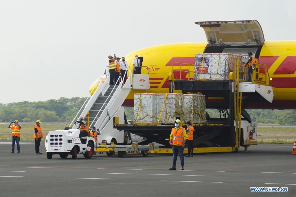  LA PAZ, 26 abril, 2021 (Xinhua) -- Trabajadores descargan el tercer lote de vacunas CoronaVac producidas por el laboratorio chino Sinovac contra la enfermedad del nuevo coronavirus (COVID-19), en el Aeropuerto Internacional de El Salvador, en el departamento de La Paz, El Salvador, el 26 de abril de 2021. El Salvador recibió el lunes el tercer lote de vacunas contra la COVID-19, producidas por el laboratorio chino Sinovac Life Sciences Co., para avanzar en el proceso de protección de la población, dijeron autoridades. (Xinhua/Alexander Pe?a)