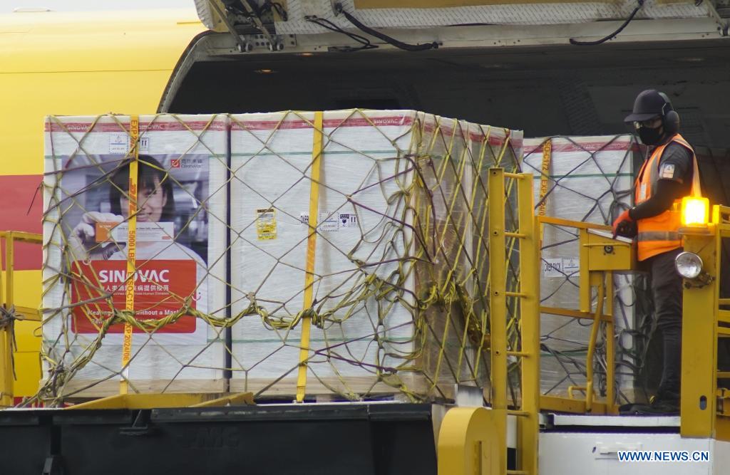  LA PAZ, 26 abril, 2021 (Xinhua) -- Un trabajador descarga el tercer lote de vacunas CoronaVac producidas por el laboratorio chino Sinovac contra la enfermedad del nuevo coronavirus (COVID-19), en el Aeropuerto Internacional de El Salvador, en el departamento de La Paz, El Salvador, el 26 de abril de 2021. El Salvador recibió el lunes el tercer lote de vacunas contra la COVID-19, producidas por el laboratorio chino Sinovac Life Sciences Co., para avanzar en el proceso de protección de la población, dijeron autoridades. (Xinhua/Alexander Pe?a)