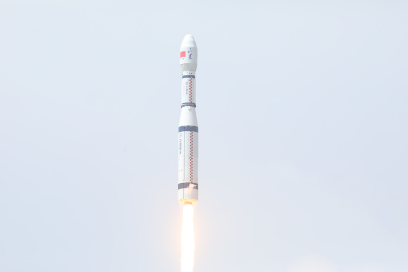A bordo de un cohete Larga Marcha 6, los nuevos satélites comerciales despegan desde el Centro de Lanzamiento de Satélites de Taiyuan, provincia de Shanxi, 27 de abril del 2021. [Foto: Zheng Taotao/ proporcionada a China Daily]