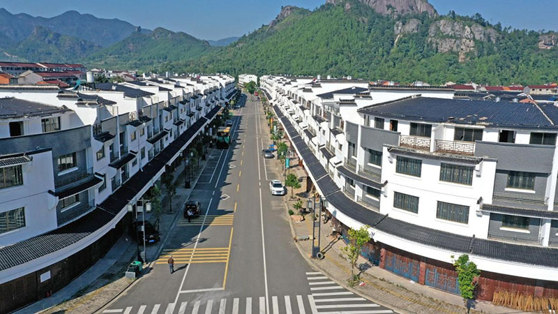 En la aldea de Gongping del condado Shuangmiao, ciudad de Taizhou, provincia de Zhejiang, este de China, las casas decrépitas y en ruinas se han transformado en calles encantadoras con paredes blancas y techos de tejas negras. Foto tomada el 7 de septiembre de 2020 (Wang Huabin / Pueblo en Línea)