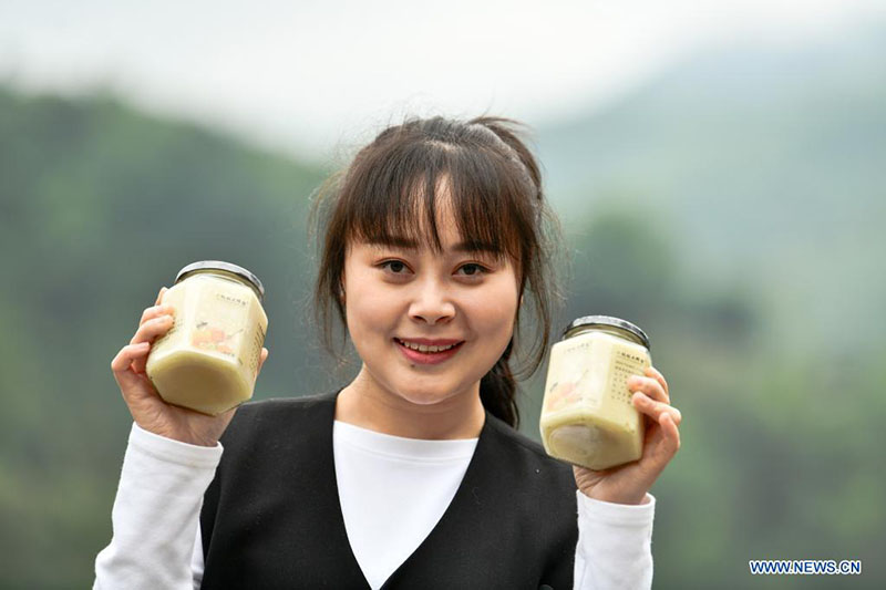 Una joven regresa a su ciudad natal para ayudar a las aldeas a desarrollar la industria de la cría de abejas