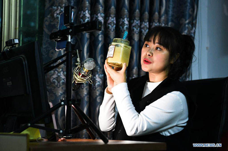 Una joven regresa a su ciudad natal para ayudar a las aldeas a desarrollar la industria de la cría de abejas