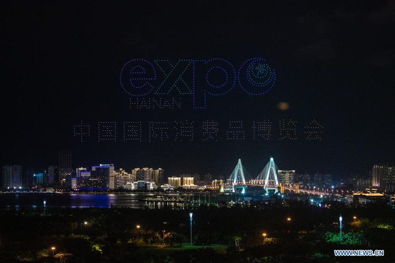 Drones forman figuras en el aire para la primera Exposición Internacional de Productos de Consumo de China, en Haikou, capital de la provincia de Hainan, en el sur de China, el 6 de mayo de 2021. La exposición se llevará a cabo en Haikou del 7 al 10 de mayo. (Xinhua/Pu Xiaoxi)