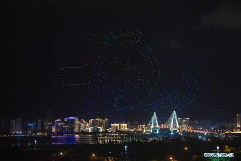 Drones forman figuras en el aire para la primera Exposición Internacional de Productos de Consumo de China, en Haikou, capital de la provincia de Hainan, en el sur de China, el 6 de mayo de 2021. La exposición se llevará a cabo en Haikou del 7 al 10 de mayo. (Xinhua/Pu Xiaoxi)