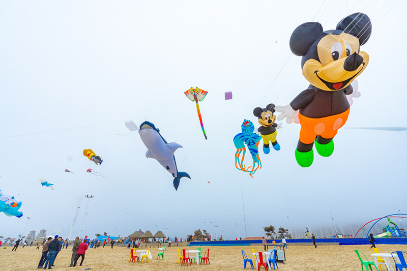 Las cometas vuelan en el cielo durante un festival de cometas en Weihai, provincia de Shandong, en el este de China. [Proporcionado a chinadaily.com.cn]