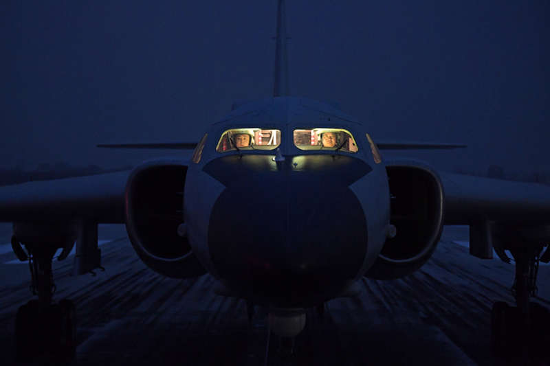 Un avión militar ya está preparado para despegar desde un aeropuerto de la provincia de Shaanxi, 25 de marzo del 2021. [Foto: Yu Hongchun/ China Daily]
