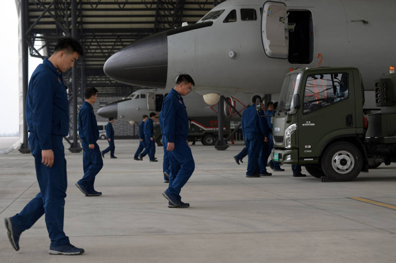 Inspección para iniciar los vuelos militares del entrenamiento aéreo en un aeropuerto de la provincia de Shaanxi, 25 de marzo del 2021. 